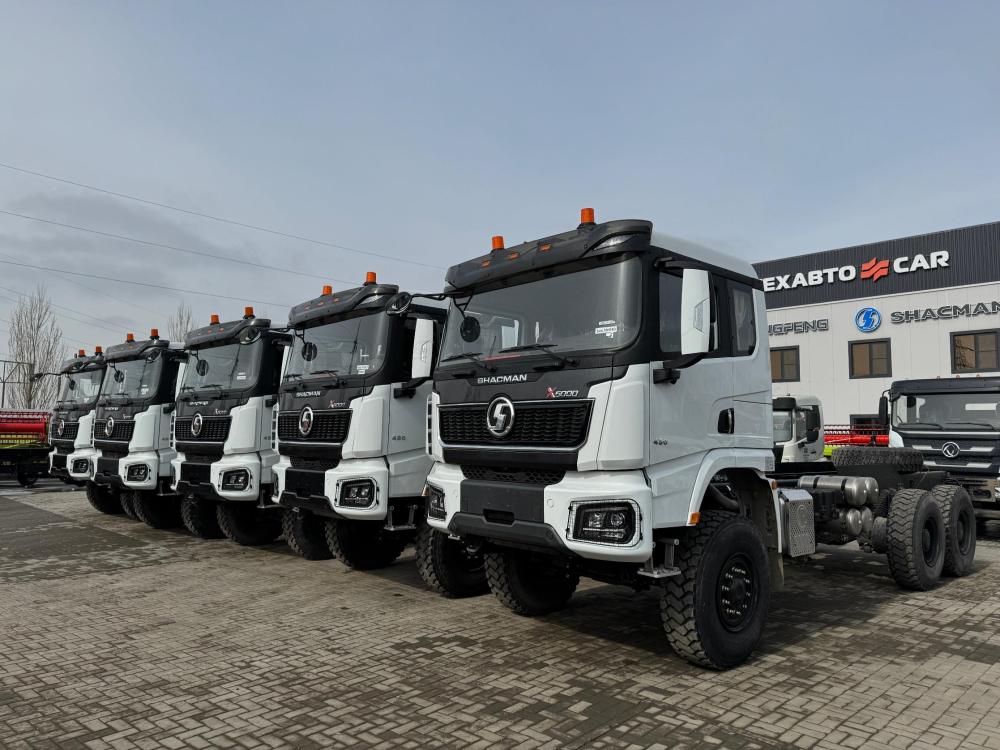 Поступление на склад автомобильных шасси SHACMAN 6×6 с кабиной X5000 430 л.с.