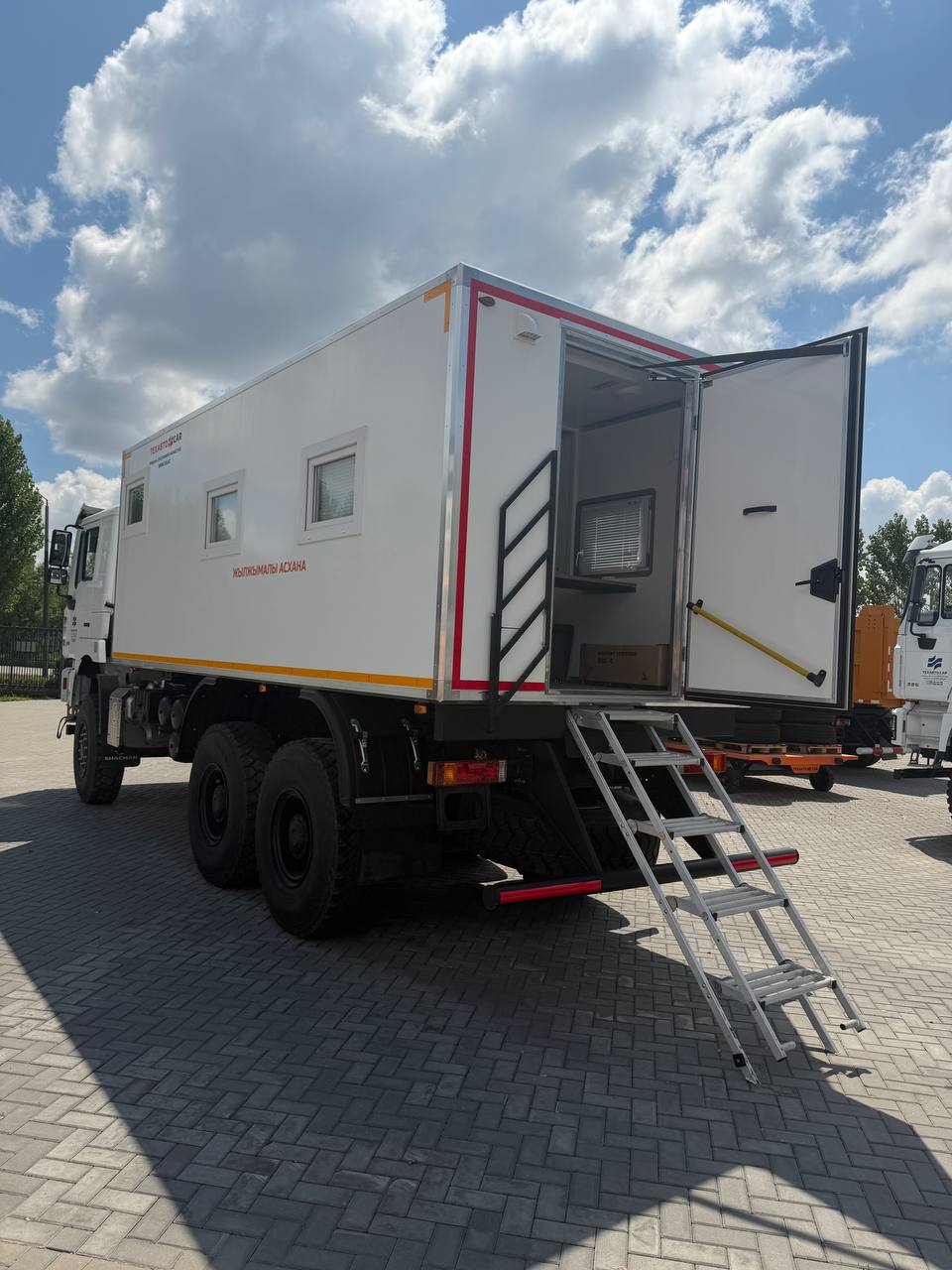 Отгрузка передвижной столовой на шасси SHACMAN 6х6 F3000