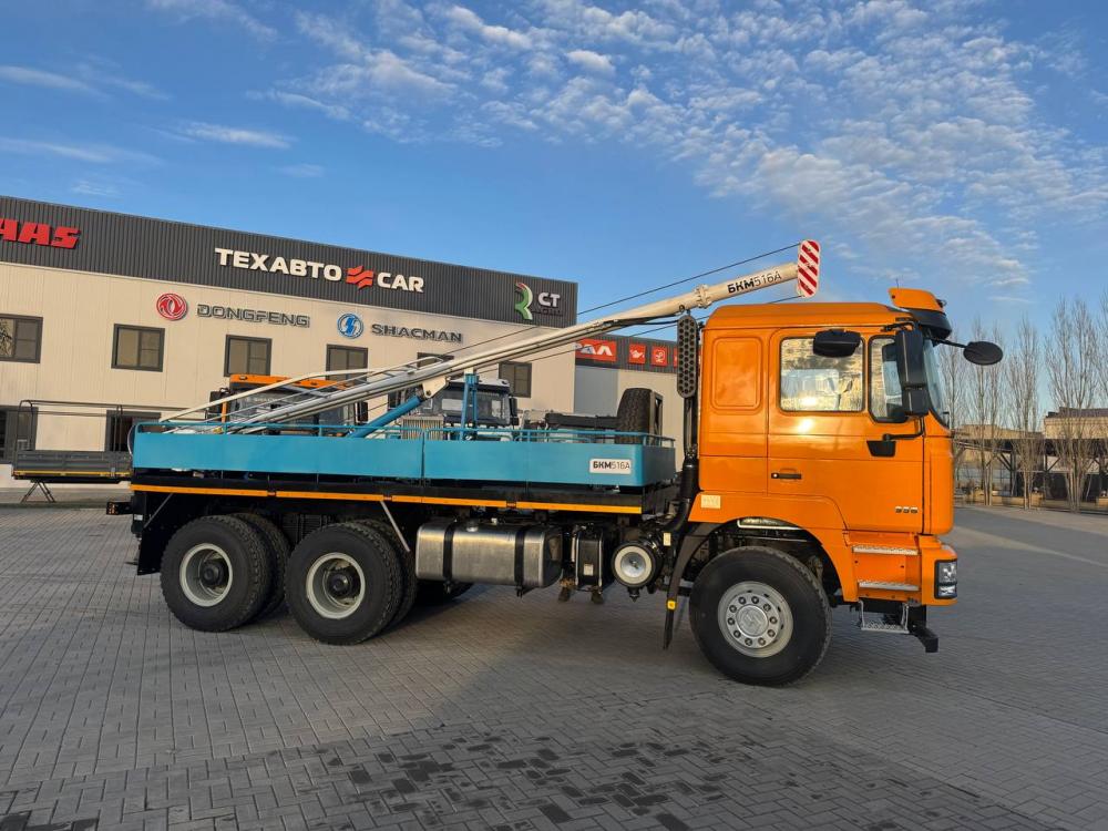 Компания ТехАвтоКар (tak.kz) сообщает о выпуске новой специализированной техники — бурильно-крановой машины (БКМ) на базе надежного шасси SHACMAN 6×4 с глубиной бурения до 6 метров