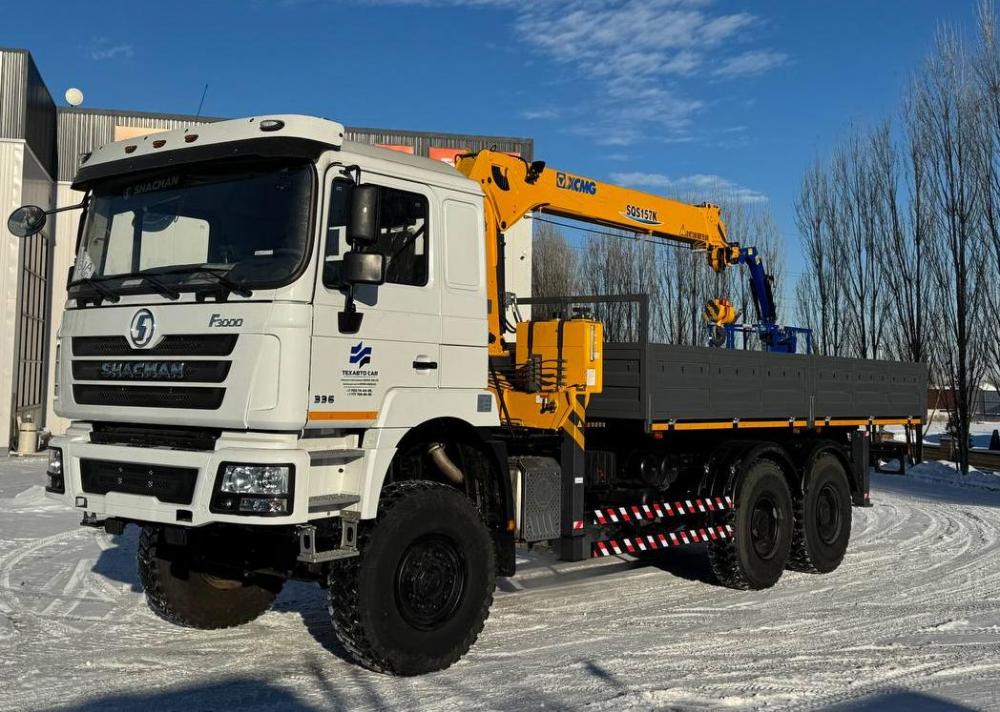 Новинка рынка от ТехАвтоКар — бортовой SHACMAN 6×6 с КМУ XCMG SQS154-4 и монтажной корзиной и дополнительными задними аутригерами 
