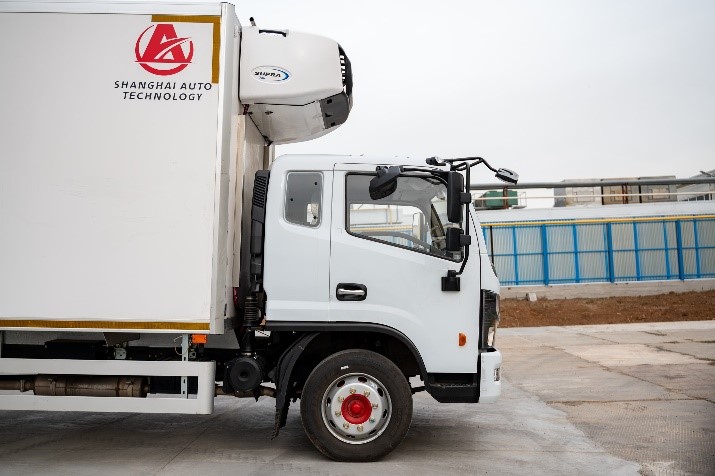 Рефрижератор на шасси DONGFENG C120L с ХОУ CARRIER C750 и ГБ NEU-XB15130AL