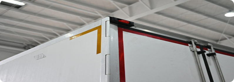Фургон — рефрижератор на шасси DONGFENG C120N с ХОУ CARRIER C700 и ГБ NEU-XB15130AL