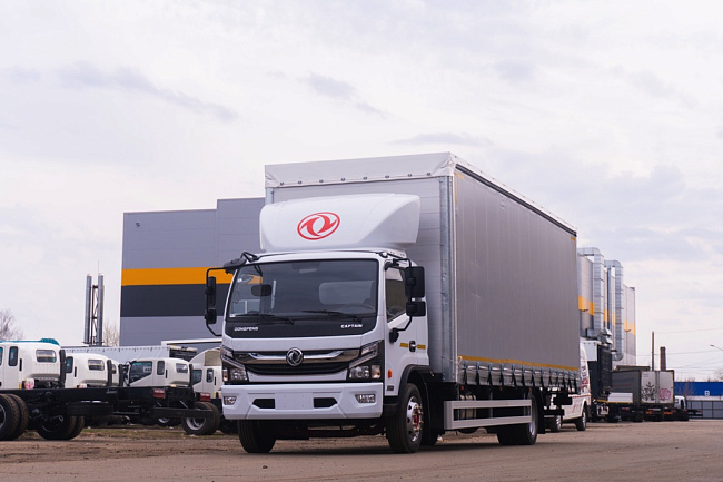 Бортовой автомобиль С120L с каркасом и шторным механизмом открытия тента с трех сторон