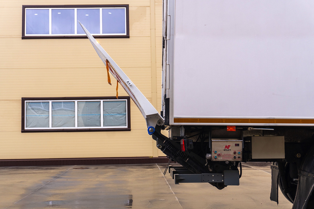 Фургон — рефрижератор на базе DONGFENG C180NA с ХОУ CARRIER SH750 и ГБ NTLIFT 1.5