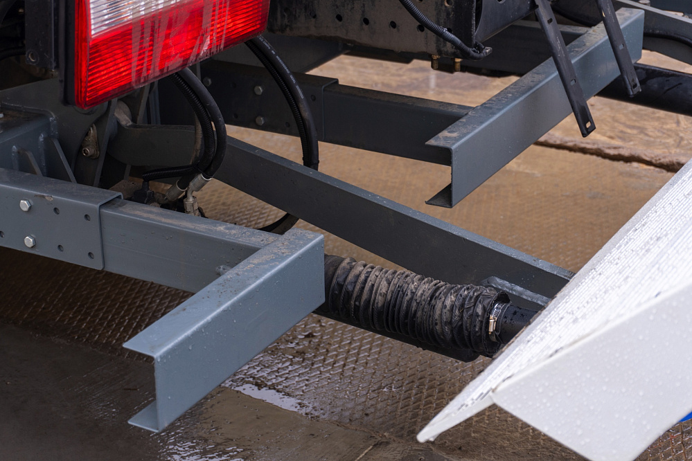 Фургон — рефрижератор на базе DONGFENG C180NA с ХОУ CARRIER SH750 и ГБ NTLIFT 1.5