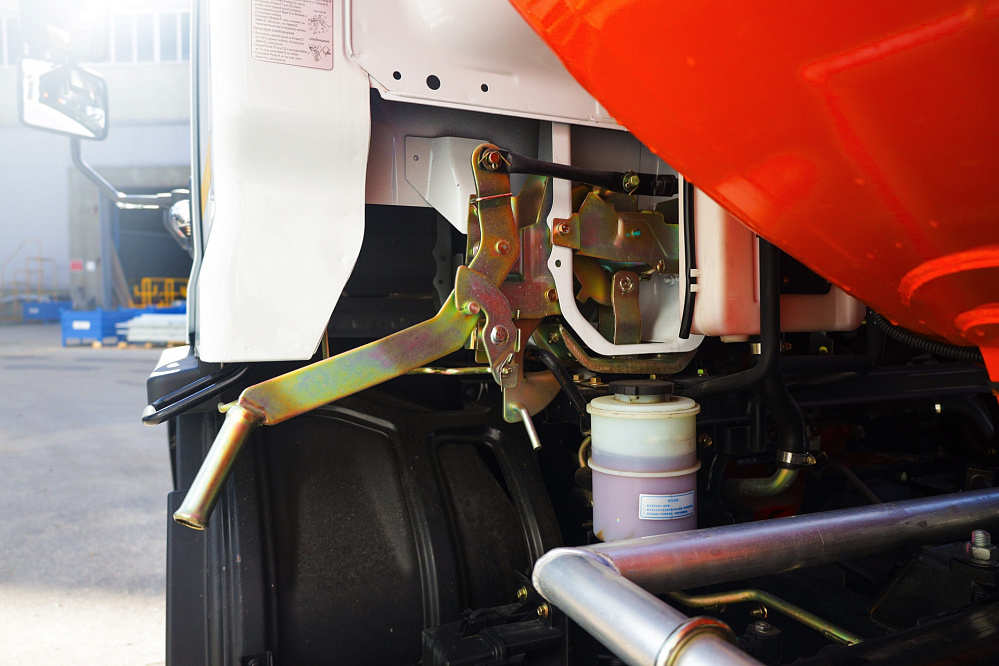 Автотопливозаправщик АТЗ-8 (вместимость 8 куб. м.) на базе DONGFENG C120S