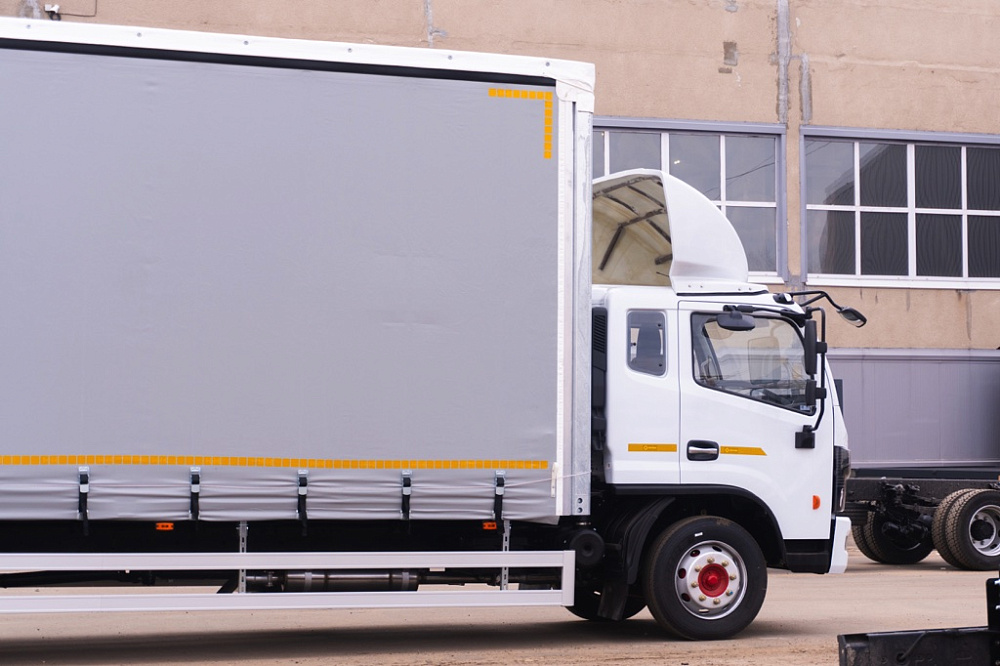 Бортовой автомобиль С120L с каркасом и шторным механизмом открытия тента с трех сторон