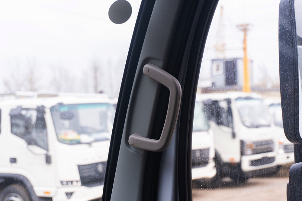 Бортовой автомобиль С120L с каркасом и шторным механизмом открытия тента с трех сторон