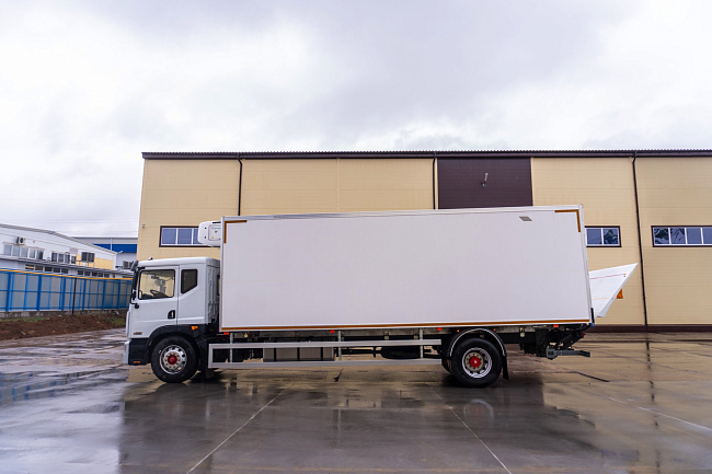 Фургон — рефрижератор на базе DONGFENG C180NA с ХОУ CARRIER SH750 и ГБ NTLIFT 1.5