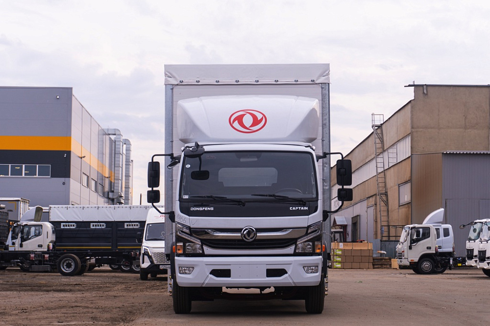 Бортовой автомобиль С120L с каркасом и шторным механизмом открытия тента с трех сторон