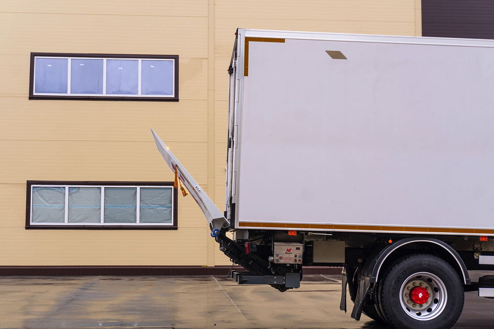 Фургон — рефрижератор на базе DONGFENG C180NA с ХОУ CARRIER SH750 и ГБ NTLIFT 1.5