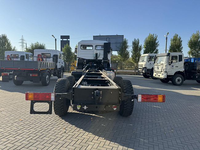 Укороченное шасси SHACMAN 6х6 SX1258DR385 база 3 975мм