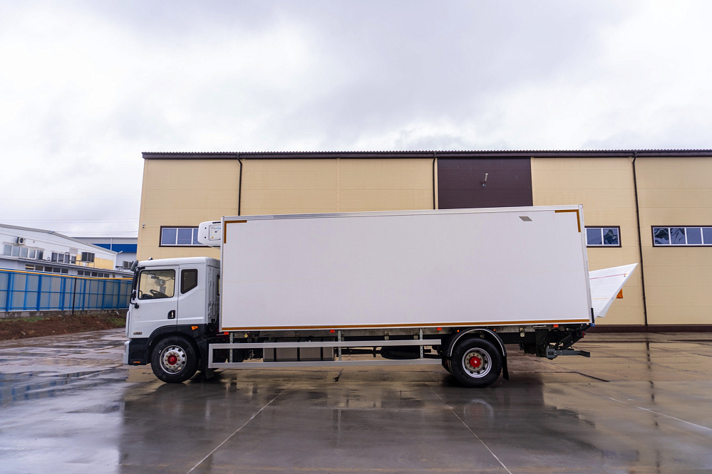 Фургон — рефрижератор на базе DONGFENG C180NA с ХОУ CARRIER SH750 и ГБ NTLIFT 1.5