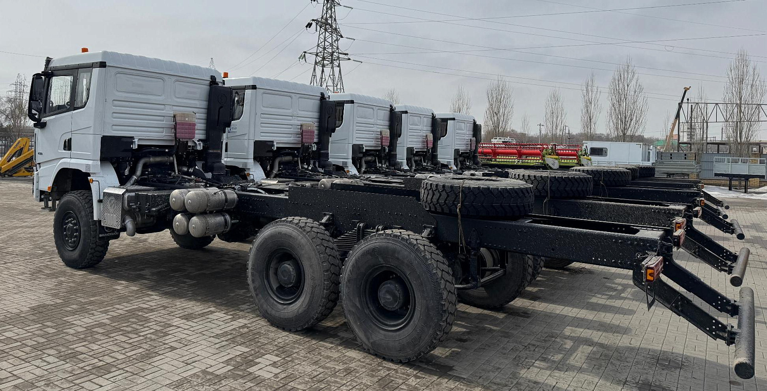 Поступление на склад автомобильных шасси SHACMAN 6×6 с кабиной X5000 430 л.с.