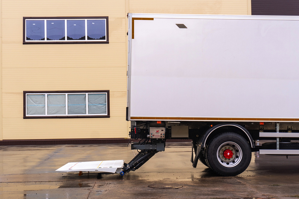 Фургон — рефрижератор на базе DONGFENG C180NA с ХОУ CARRIER SH750 и ГБ NTLIFT 1.5