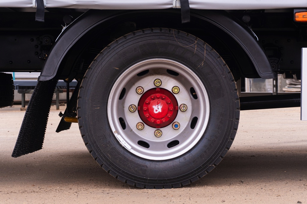 Бортовой автомобиль С120L с каркасом и шторным механизмом открытия тента с трех сторон