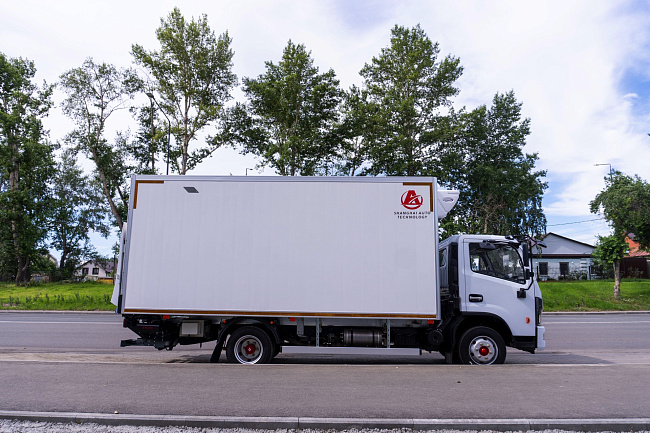 Рефрижератор на шасси DONGFENG C80N с ХОУ CARRIER C680 и ГБ NEU XB10130L