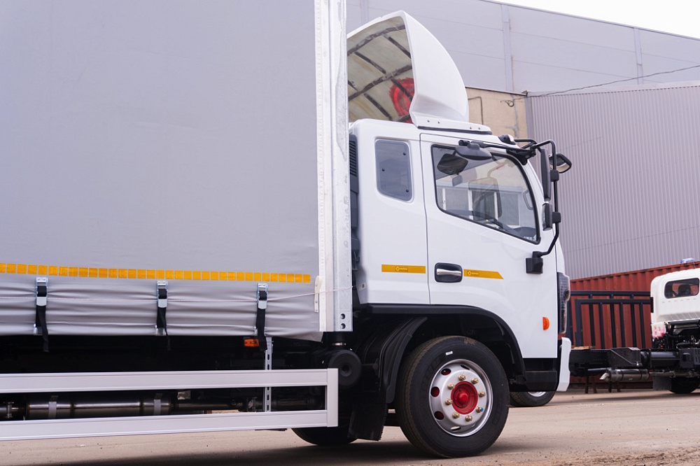 Бортовой автомобиль С120L с каркасом и шторным механизмом открытия тента с трех сторон