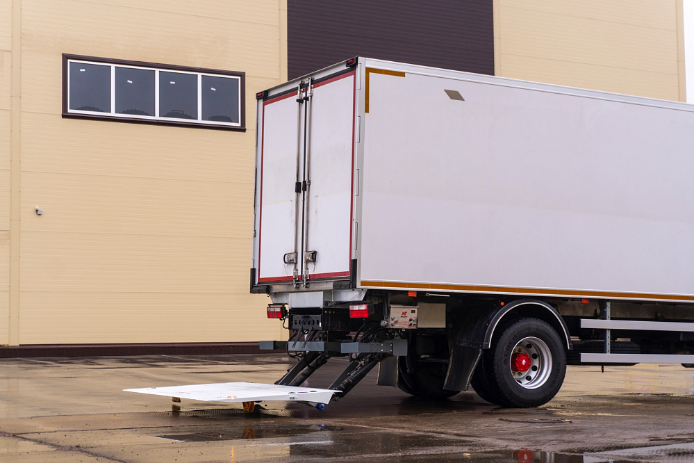 Фургон — рефрижератор на базе DONGFENG C180NA с ХОУ CARRIER SH750 и ГБ NTLIFT 1.5