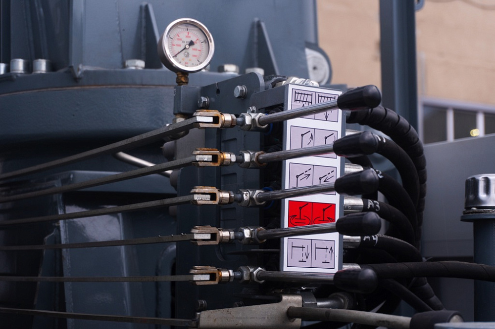 Бортовой автомобиль С120L оснащенный крано-манипуляторной установкой КМУ FG 514