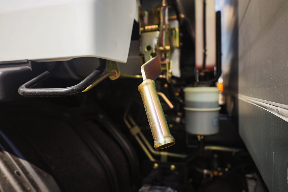 Автомобиль грузовой бортовой с тентом (ШТОРНИК) на базе DONGFENG С120L