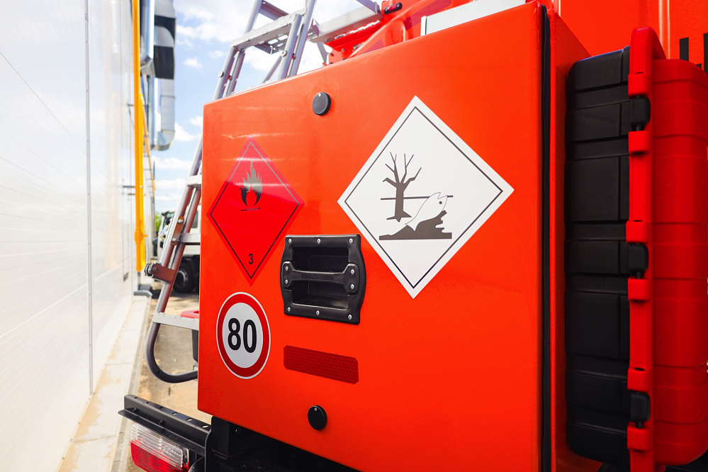 Автотопливозаправщик АТЗ-8 (вместимость 8 куб. м.) на базе DONGFENG C120S