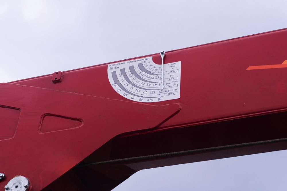 Бортовой автомобиль С120L оснащенный крано-манипуляторной установкой КМУ FG 514