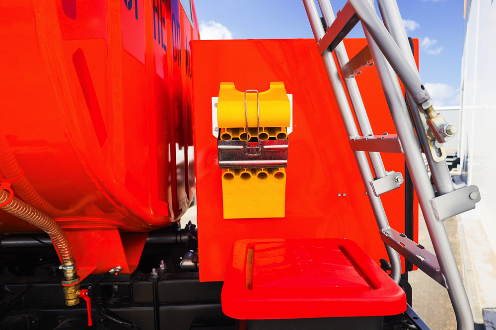 Автотопливозаправщик АТЗ-8 (вместимость 8 куб. м.) на базе DONGFENG C120S