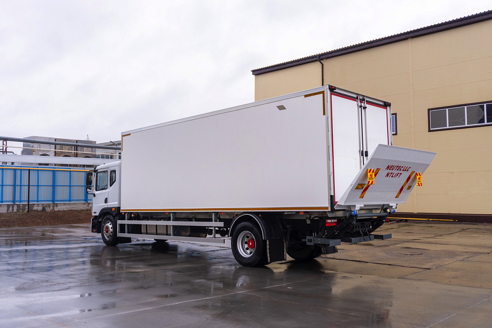 Фургон — рефрижератор на базе DONGFENG C180NA с ХОУ CARRIER SH750 и ГБ NTLIFT 1.5