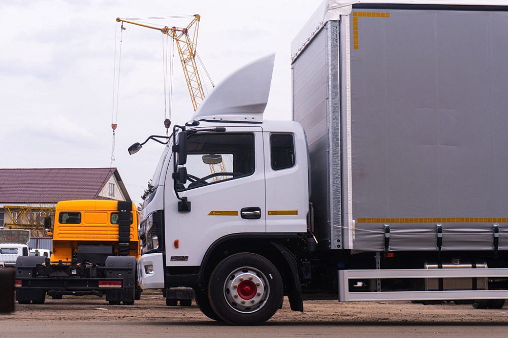 Бортовой автомобиль С120L с каркасом и шторным механизмом открытия тента с трех сторон