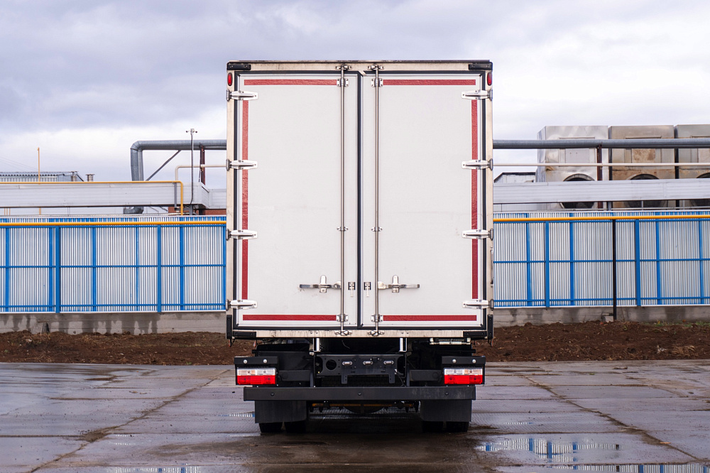 Фургон — рефрижератор на базе DONGFENG C180NA с ХОУ CARRIER SH750 и ГБ NTLIFT 1.5