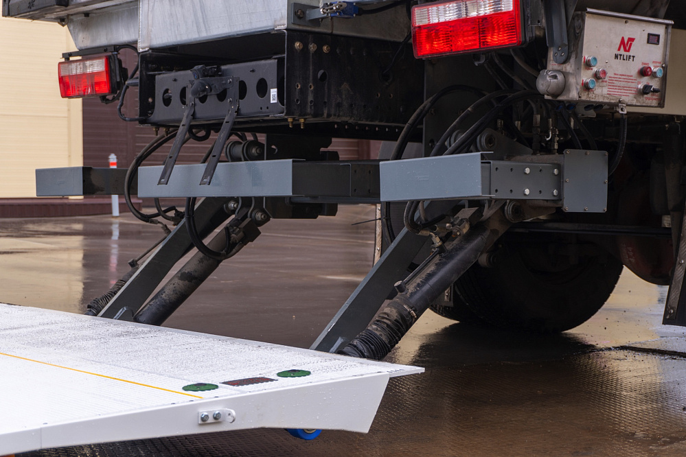 Фургон — рефрижератор на базе DONGFENG C180NA с ХОУ CARRIER SH750 и ГБ NTLIFT 1.5