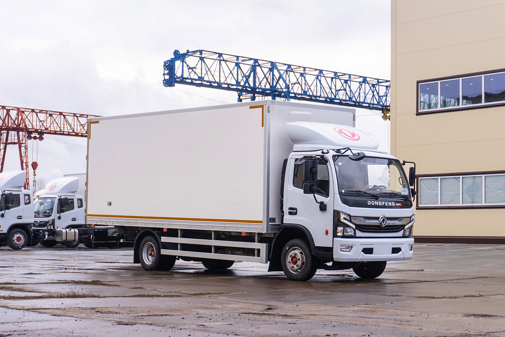Фургон — рефрижератор на шасси DONGFENG C120N с ХОУ CARRIER C700 и ГБ NEU-XB15130AL