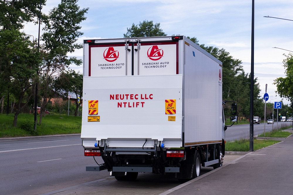 Рефрижератор на шасси DONGFENG C80N с ХОУ CARRIER C680 и ГБ NEU XB10130L