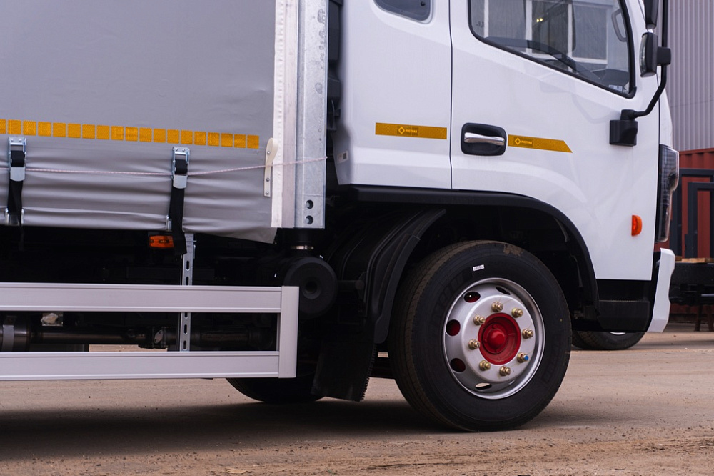 Бортовой автомобиль С120L с каркасом и шторным механизмом открытия тента с трех сторон