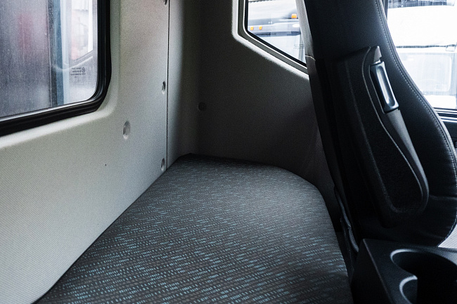 Бортовой автомобиль С120L с каркасом и шторным механизмом открытия тента с трех сторон