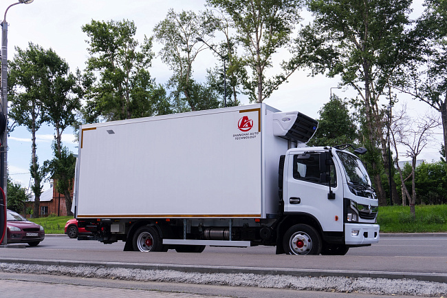 Рефрижератор на шасси DONGFENG C80N с ХОУ CARRIER C680 и ГБ NEU XB10130L
