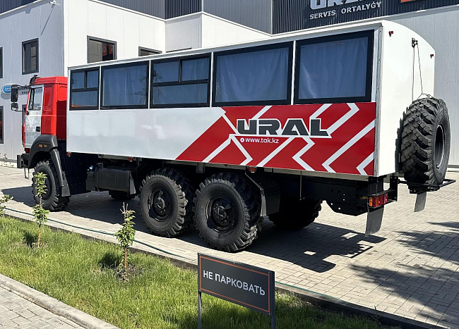 Вахтовый автобус Урал 3255-80 (кабина бескапотного типа) 30 мест