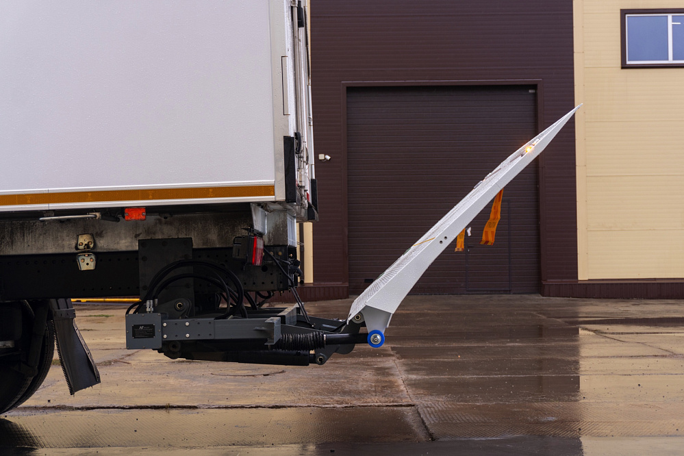 Фургон — рефрижератор на базе DONGFENG C180NA с ХОУ CARRIER SH750 и ГБ NTLIFT 1.5