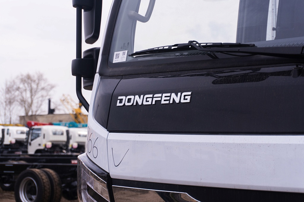 Бортовой автомобиль С120L с каркасом и шторным механизмом открытия тента с трех сторон