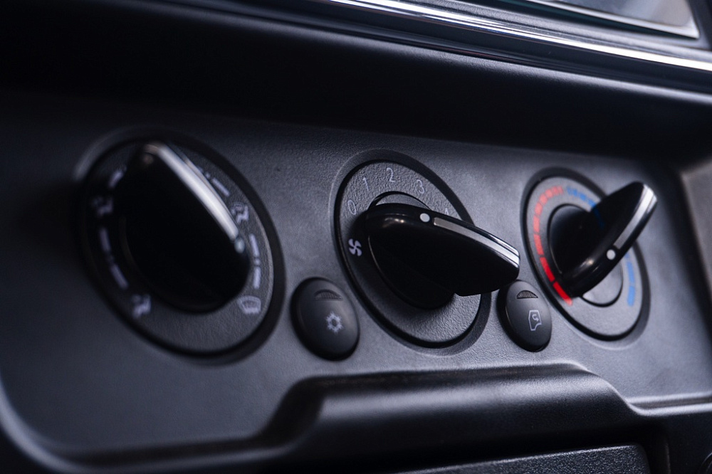 Бортовой автомобиль С120L с каркасом и шторным механизмом открытия тента с трех сторон