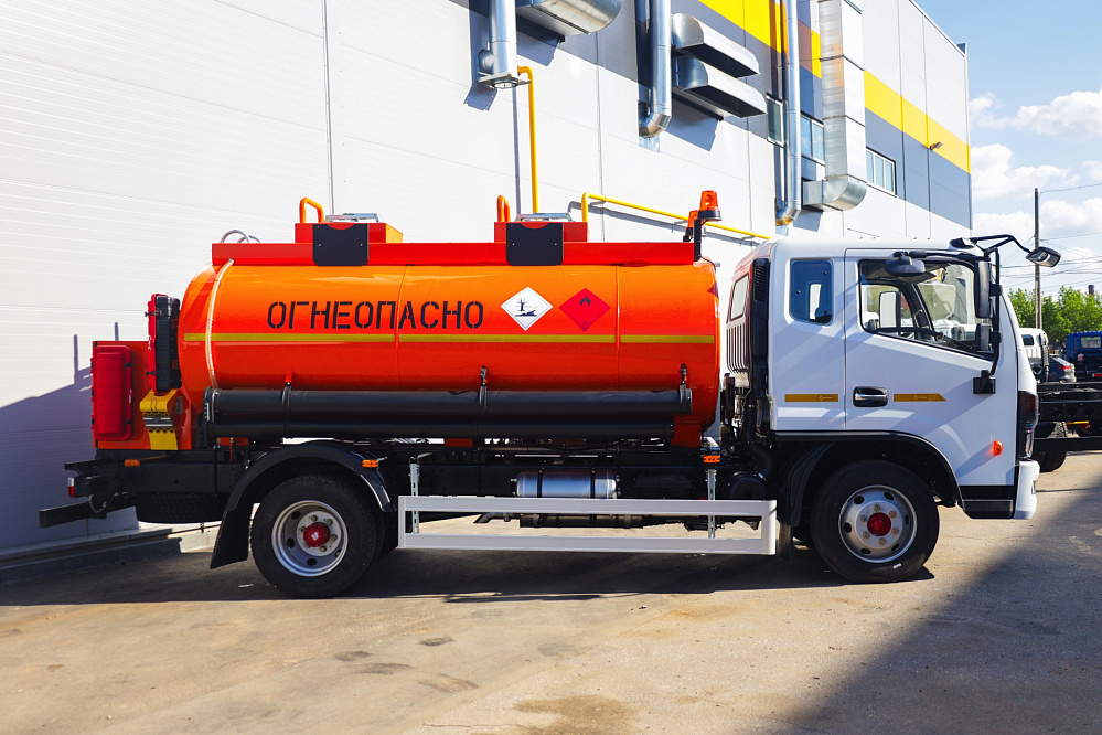 Автотопливозаправщик АТЗ-8 (вместимость 8 куб. м.) на базе DONGFENG C120S