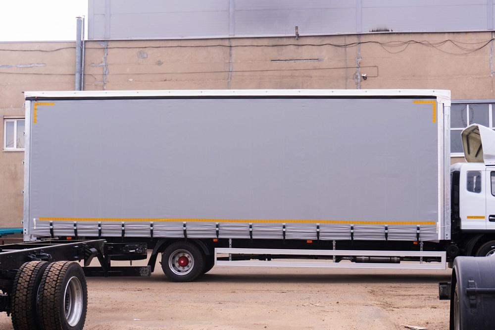 Бортовой автомобиль С120L с каркасом и шторным механизмом открытия тента с трех сторон