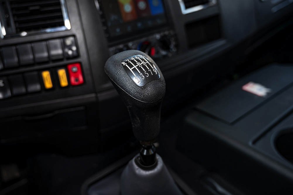 DONGFENG C180LS Крано-манипуляторная установка HYVA SK-6.3 (+ борт 7,5м (AL)