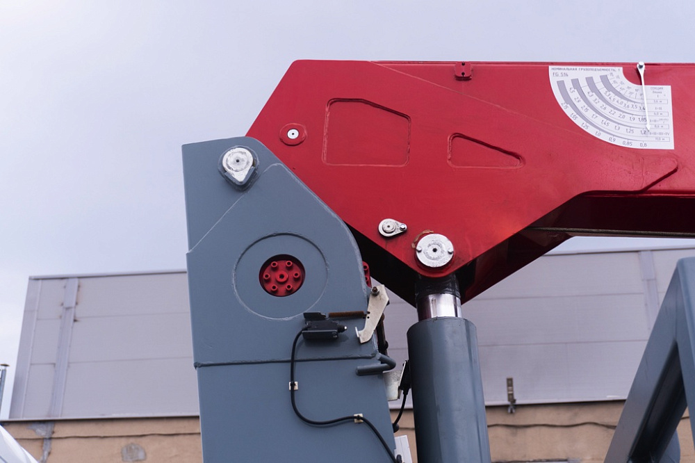 Бортовой автомобиль С120L оснащенный крано-манипуляторной установкой КМУ FG 514