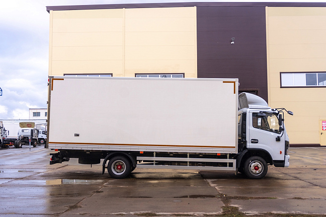 Фургон — рефрижератор на шасси DONGFENG C120М с ХОУ CARRIER C700 и ГБ NEU-XB15130AL