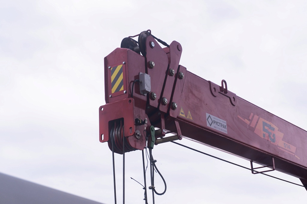 Бортовой автомобиль С120L оснащенный крано-манипуляторной установкой КМУ FG 514