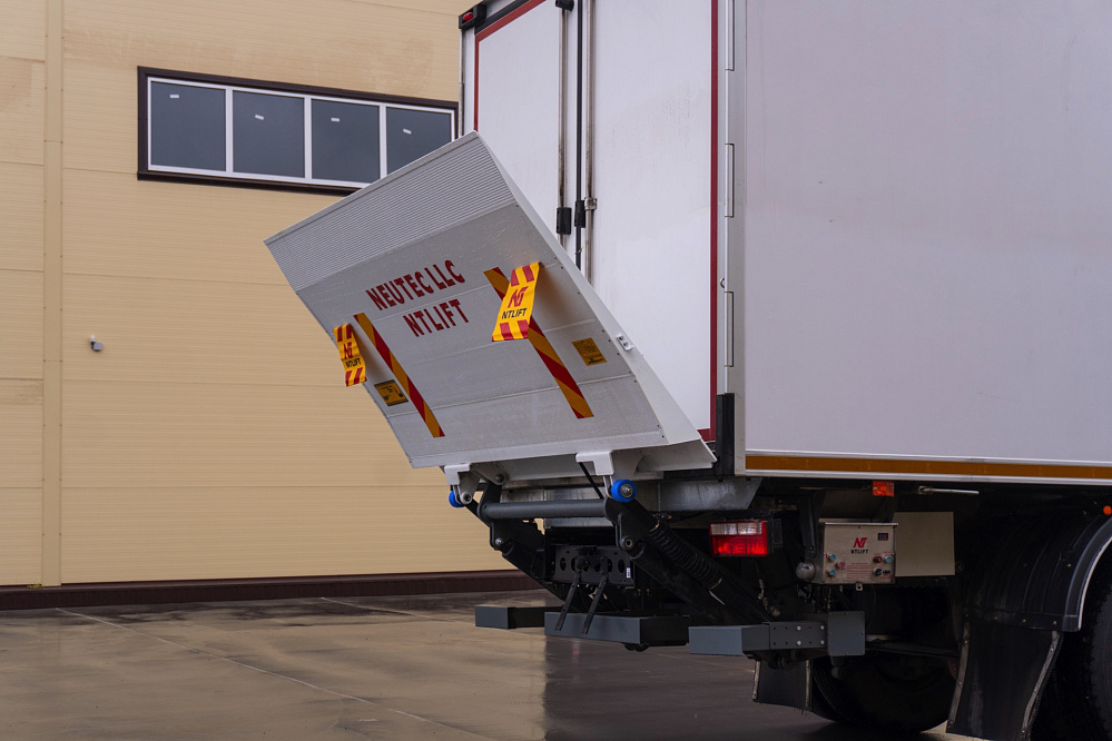 Фургон — рефрижератор на базе DONGFENG C180NA с ХОУ CARRIER SH750 и ГБ NTLIFT 1.5