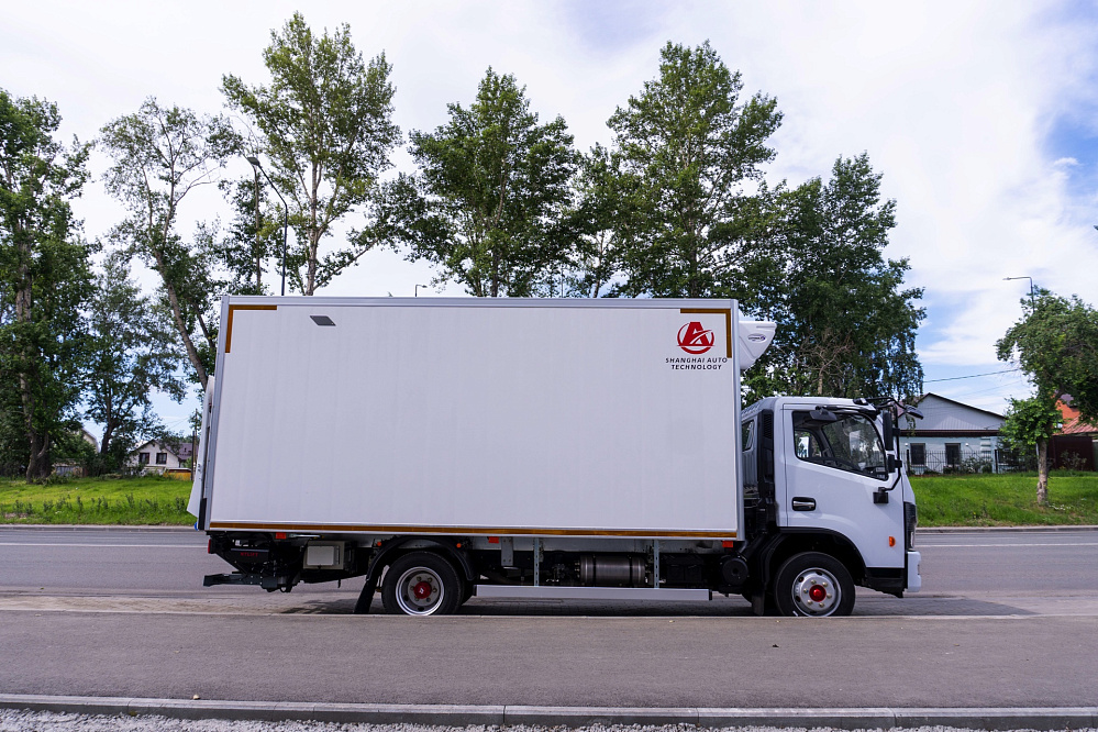 Рефрижератор на шасси DONGFENG C80N с ХОУ CARRIER C680 и ГБ NEU XB10130L