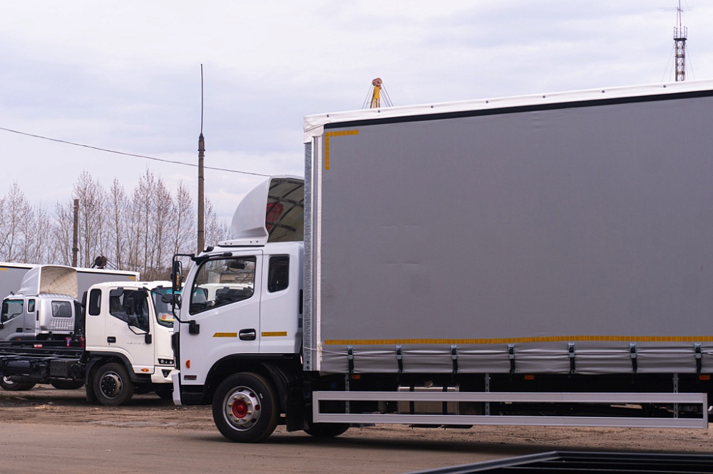 Бортовой автомобиль С120L с каркасом и шторным механизмом открытия тента с трех сторон